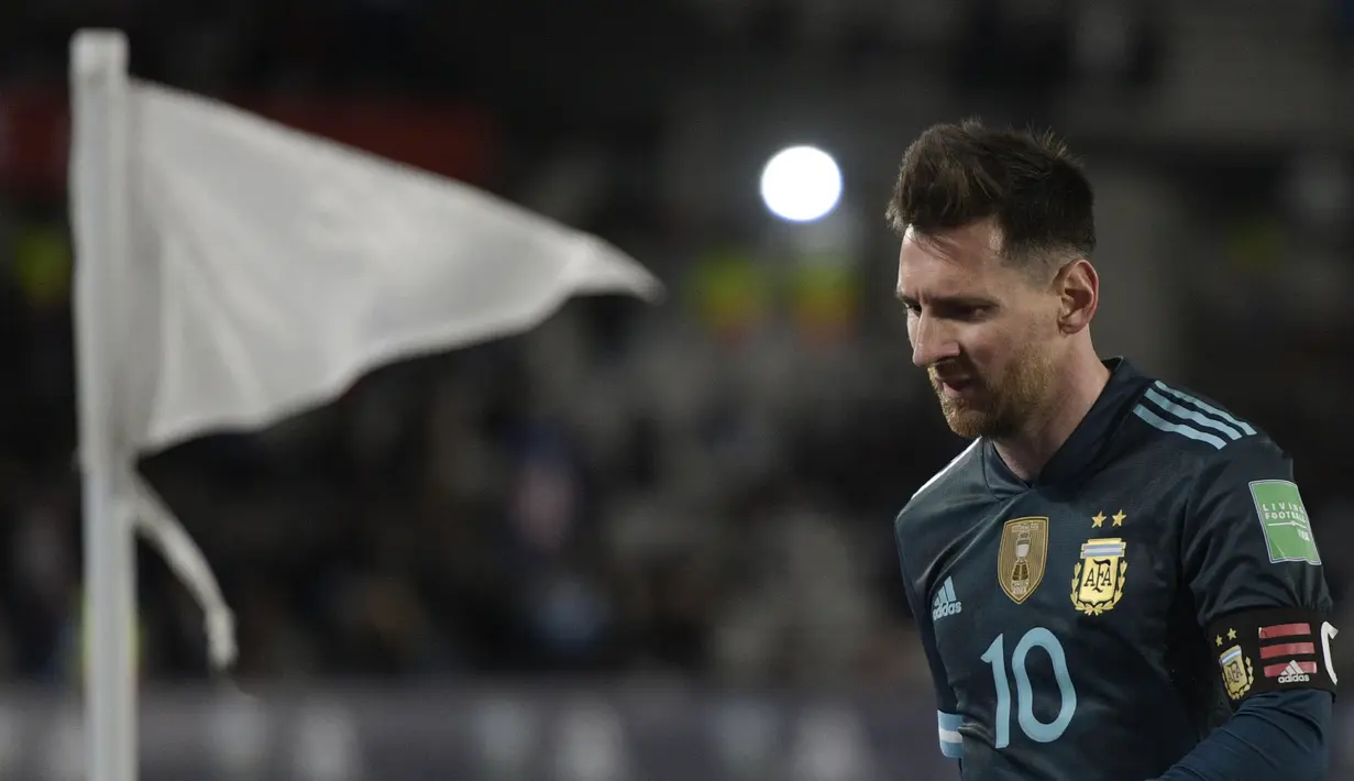 Tempo permainan Argentina menurun, bahkan sang bintang Lionel Messi tercatat tak banyak membuat peluang yang berarti. Skor 1-0 akhirnya bertahan hingga pertandingan usai. Hasil tersebut menambah 3 poin bagi La Albiceleste dan mengukuhkan mereka di peringkat ke-2 klasemen.(AFP/Juan Mabromata)