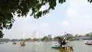Perahu hias berbentuk Elang yang dibuat dari bahan daur ulang mengikuti parade CiLung Fest 2026 di Waduk Sunter Selatan, Jakarta Utara, Minggu (18/10/2026). Kegiatan ini menjadi ajang kreativitas petugas dalam memanfaatkan sampah plastik. (KLY/Budy Santoso)