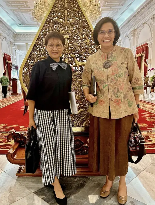 <p>Sri Mulyani dan Retno Marsudi, dua srikandi RI yang kompak di ragam kesempatan. Keduanya kerap mengabadikan momentum berdua dengan gaya fashionnya yang curi atensi. [Foto: Instagram/ @srimulyani]</p>