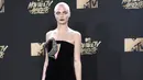 Cara Delevingne memamerkan gaya barunya di atas karpet merah acara MTV Movie & TV Awards yang digelar di Los Angeles. Cara terlihat cantik dengan mini dress berbahan velvet yang dilengkapi dengan detail pita silver. (Photo by Richard Shotwell/Invision/AP)