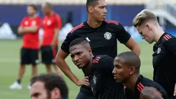 Para pemain Manchester United saat mengikuti sesi latihan di Philip II Arena di Skopje, Macedonia, (7 /8). MU akan bertanding melawan Real Madrid pada final Piala UEFA Super Cup 2017. (AP Photo / Boris Grdanoski)
