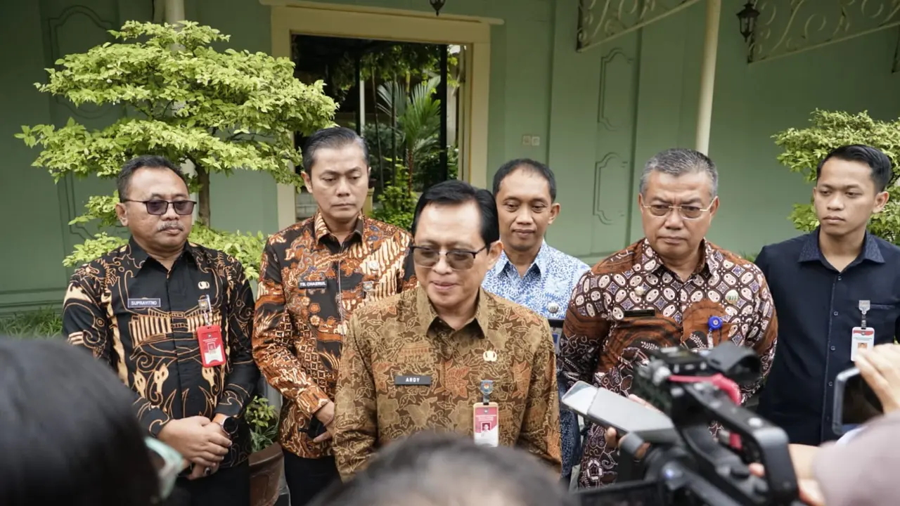 Direktur Jenderal (Dirjen) Bina Pembangunan Daerah (Bangda) Kementerian Dalam Negeri (Kemendagri) Restuardy Daud (paling depan)