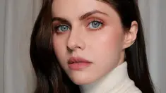 Alexandra Daddario adalah aktris cantik Hollywood yang terkenal dengan mata birunya yang indah. (Instagram/alexandradaddario)