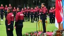 <p>Presiden Joko Widodo atau Jokowi (kanan) menyampaikan arahan saat pelepasan kontingen Indonesia untuk SEA Games 2021 di halaman Istana Merdeka, Jakarta, Senin (9/5/2022). Sebanyak 499 atlet dari 32 cabang olahraga diberangkatkan untuk bertanding pada SEA Games 2021 di Vietnam. (Dok. Kris - Biro Pers Sekretariat Presiden)</p>