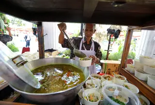 Pihak Istana mengundang puluhan Usaha Mikro, Kecil, dan Menengah (UMKM) untuk menyajikan makanan tradisional dalam perayaan HUT ke-81 RI di Istana Merdeka, Jakarta. (Liputan6.com/Lizsa Egeham)