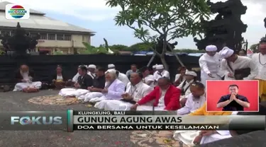 Para pengungsi di Klungkung, Bali, menggelar sembahyang bersama seiring meningkatnya status Gunung Agung menjadi awas. 