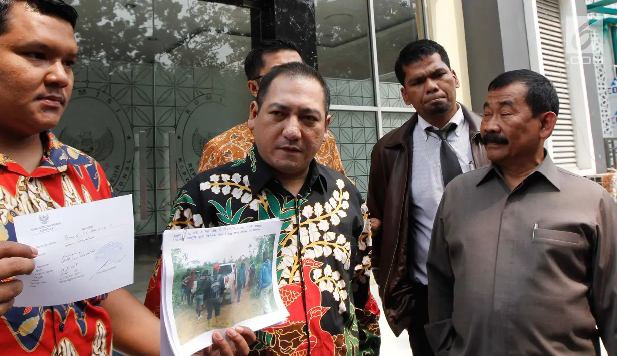 Kuasa hukum Mayjen TNI (Purn) Soenarko MD menunjukkan gambar atas tindakan diskriminasi dan penggunaan diskresi kepolisian yang diduga keliru dan tindakan represif terhadap sengketa lahan di Kompolnas, Jakarta, Senin (23/7). (Liputan6.com/Pool/Dodi)