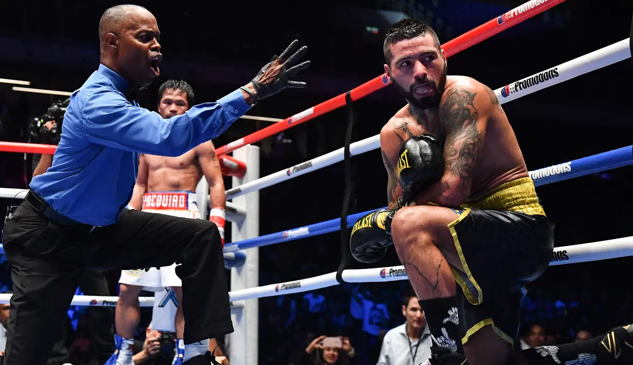 Wasit menghitung setelah Manny Pacquiao menumbangkan Lucas Matthysse selama pertandingan kelas welter versi WBA di Axiata Arena di Kuala Lumpur, Malaysia (15/7). Pacquiao menang KO atas Matthysse di Ronde ke 7.  (AFP Photo/Mohd Rasfan)