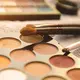 Tampilan natural biasanya dibangun dari penggunaan base makeup yang ringan (Sumber: Pexels.com)