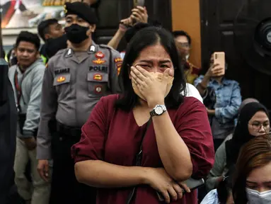 Salah seorang Elizer Angels, pendukung Richard Eliezer Pudihang Lumiu atau Bharada E menangis saat menyaksikan terdakwa Richard Eliezer Pudihang Lumiu menjalani sidang dengan agenda pembacaan tuntutan oleh Jaksa Penuntut Umum (JPU) dalam kasus pembunuhan Brigadir Yosua Hutabarat atau Brigadir J di Pengadilan Negeri Jakarta Selatan, Rabu (18/1/2023). Richard Eliezer Pudihang Lumiu dituntut 12 tahun penjara. (Liputan6.com/Johan Tallo)
