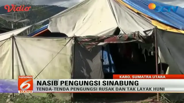 Tenda-tenda para pengungsi Sinabung sudah rusak dan tak layak huni.