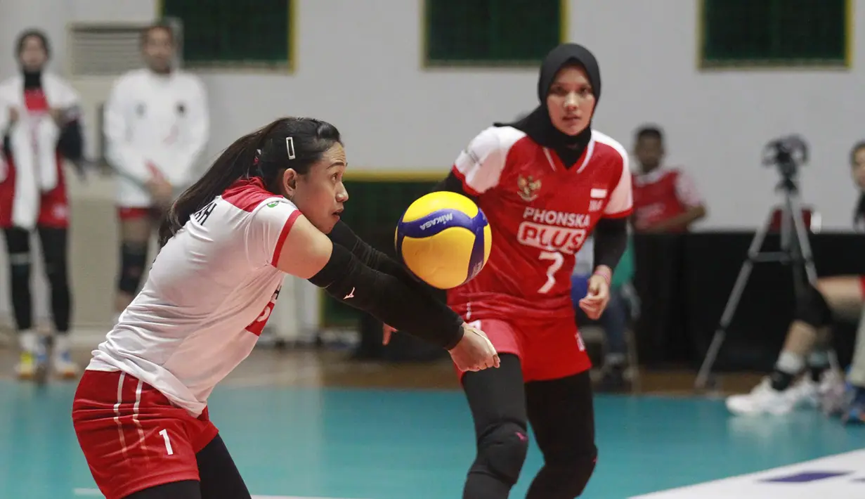 <p>Pemain timnas bola voli putri Indonesia, Yulis Indahyani berusaha membangun serangan saat menghadapi Chinese Taipei pada laga semifinal Kejuaraan Bola Voli Putri AVC Challenge Cup 2023 di GOR Tri Dharma, Gresik, Jawa Timur, Sabtu (24/6/2023). Indonesia menang 3-2 atas Chinese Taipei (22-25, 26-24, 22-25, 25-20 dan 15-12) dan memastikan lolos ke babak final untuk menantang Vietnam. (Dok. PBVSI)</p>