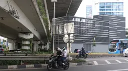 Pengendara motor melintasi kawasan Sudirman, Jakarta, Minggu (2/2/2020).  Ditlantas Polda Metro Jaya akan melakukan penindakan pelanggran E-TLE untuk sepeda motor mulai Senin (3/2), mulai hari kerja. (Liputan6.com/Herman Zakharia)
