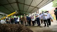Menteri Koordinator Bidang Kemaritiman dan Investasi, Luhut Binsar Pandjaitan mengunjungi Tempat Pengolahan Sampah Reduce-Reuse-Recycle (TPS3R) di Desa Tembokrejo, Kecamatan Muncar, Kab. Banyuwangi (Istimewa)
