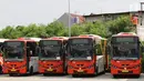 Deretan armada bus Minitrans yang terparkir di kantor TransJakarta, Cawang, Jakarta, Selasa (17/10). Minitrans akan berfungsi sebagai salah satu angkutan umum yang menggantikan Metro Mini. (Liputan6.com/Immanuel Antonius)