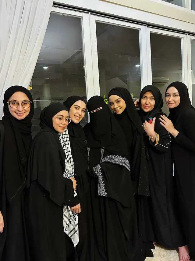 7 Potret Lesti Kejora dan Rizky Billar Rayakan Tahun Baru dengan Gelar Pengajian