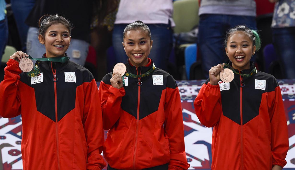 Tim senam artistik puteri Indonesia meraih medali perunggu pada Islamic Solidarity Games di Baku, Azerbaijan pada Minggu (13/5/2017). (AFP/Jonathan Nackstrand)