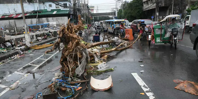 Kota Manila Porak Poranda Pasca-Terjangan Topan Gaemi