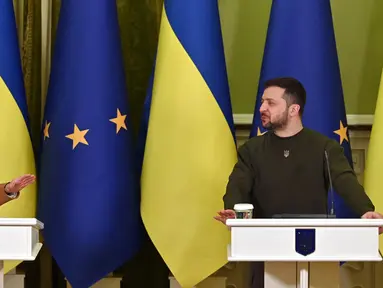 Presiden Ukraina Volodymyr Zelensky (kanan) dan Presiden Komisi Eropa Ursula von der Leyen tertawa dalam sebuah konferensi pers bersama setelah pembicaraan di Kyiv, Kamis (2/2/2023). Uni Eropa berencana untuk memberi Rusia dengan sanksi baru pada hari peringatan invasi Moskow ke Ukraina, kata kepala Komisi Eropa. (Sergei SUPINSKY/AFP)