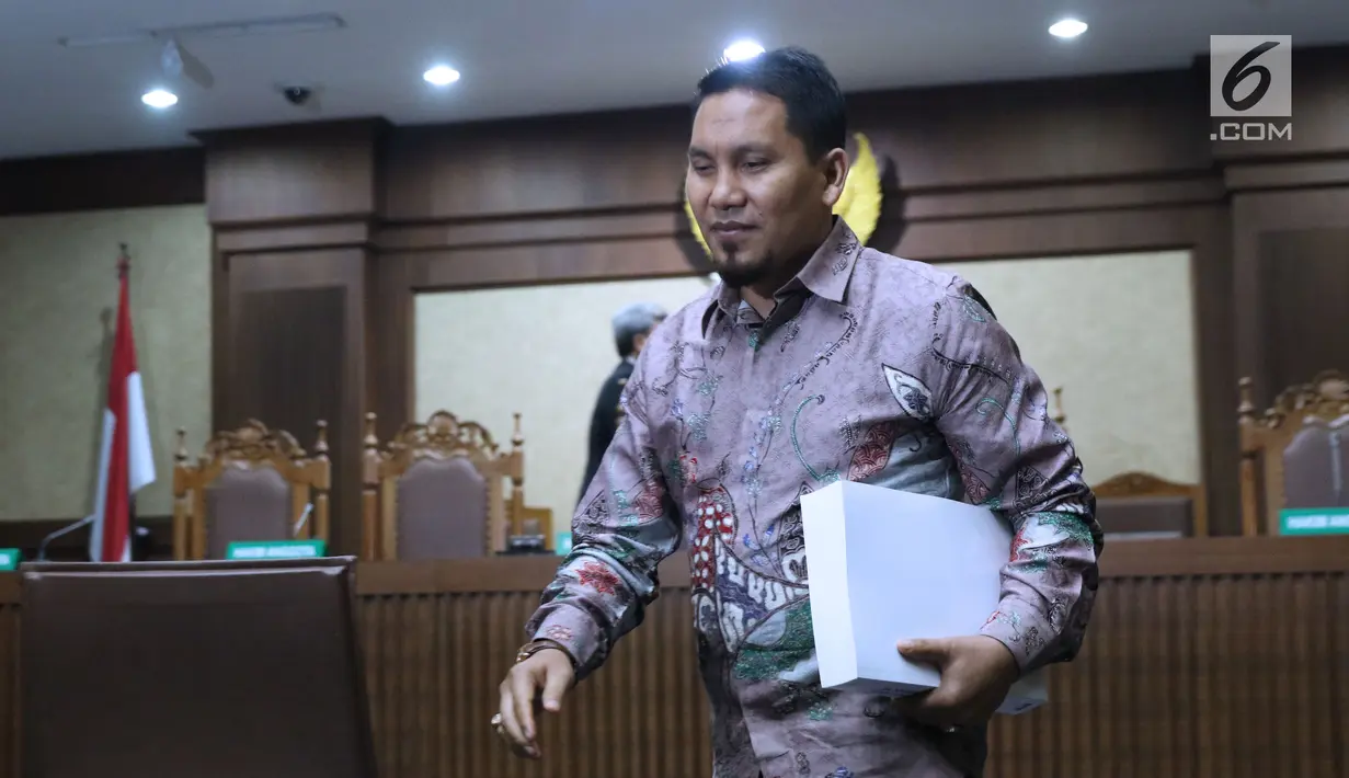 Terdakwa suap Dana Otonomi Khusus Aceh (DOKA) Bupati Bener Meriah nonaktif, Ahmadi saat sidang pembacaan tuntutan di Pengadilan Tipikor, Jakarta, (22/11). Ahmadi dituntut hukuman empat tahun penjara, denda Rp 250 juta. (Liputan6.com/Helmi Fithriansyah)
