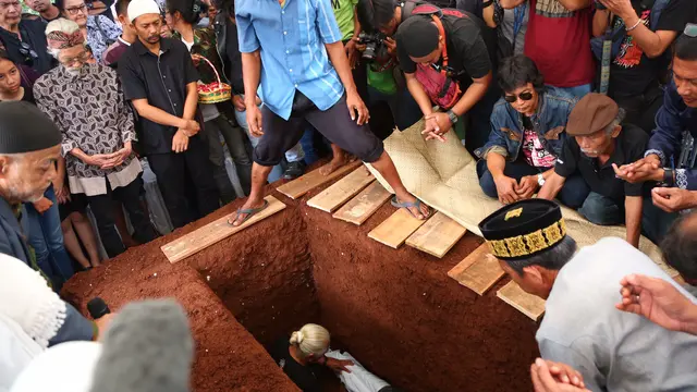 [Bintang] Pemakaman Yon Koeswoyo