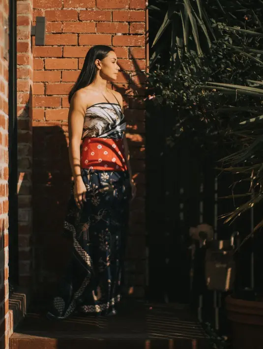 Kain batik dari Iwan Tirta dipilih untuk membalut tubuhnya saat prosesi siraman. [@adiniawrst]