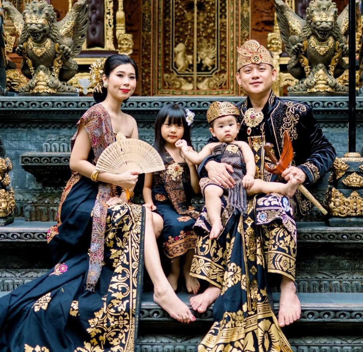 4 Potret Gaya Kompak Keluarga Bobon Santoso, Selalu Pakai Baju Couple di Berbagai Momen