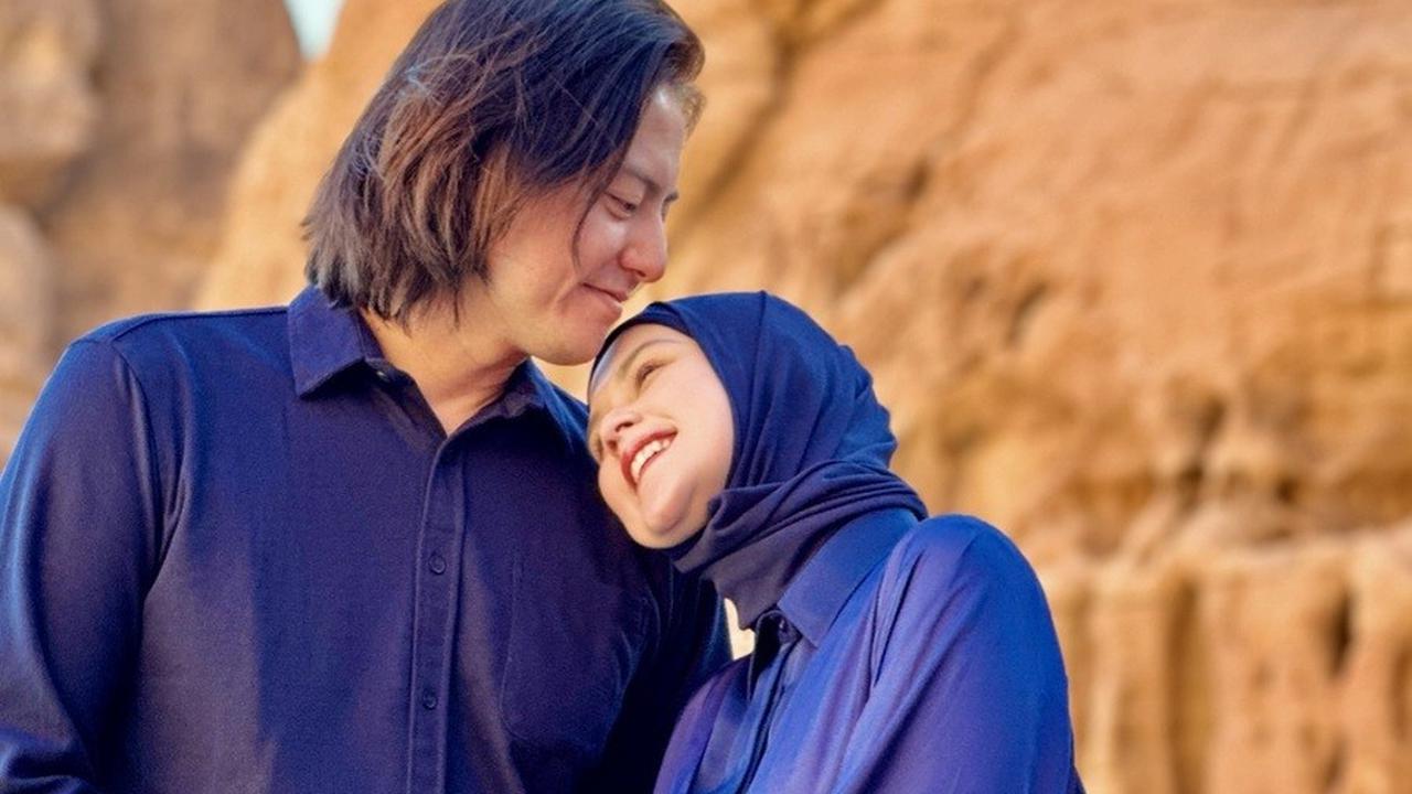 Selama lima tahun membina rumah tangga, pasangan ini hampir tidak pernah diterpa gosip miring. Kehidupan keluarga mereka terasa begitu adem ayem.<br>