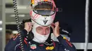 Pembalap Red Bull Max Verstappen mengenakan helm saat latihan kedua menjelang Grand Prix Formula Satu Jepang di Sirkuit Suzuka, Jepang, Jumat, 22 September 2023. (AP Photo/Toru Hanai)