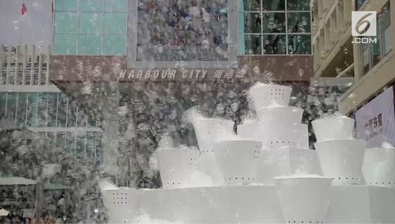 VIDEO: Pelabuhan Victoria Dipenuhi Jutaan Gelembung 