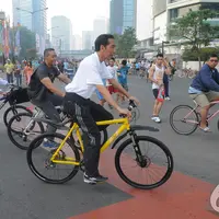  Jokowi didampingi oleh Dan Paspampres Mayjen Andika Perkasa serta sejumlah paspampres saat bersepeda di kawasan Car Free Day, Jakarta, Minggu (23/11/2014) (Liputan6.com/Herman zakharia)