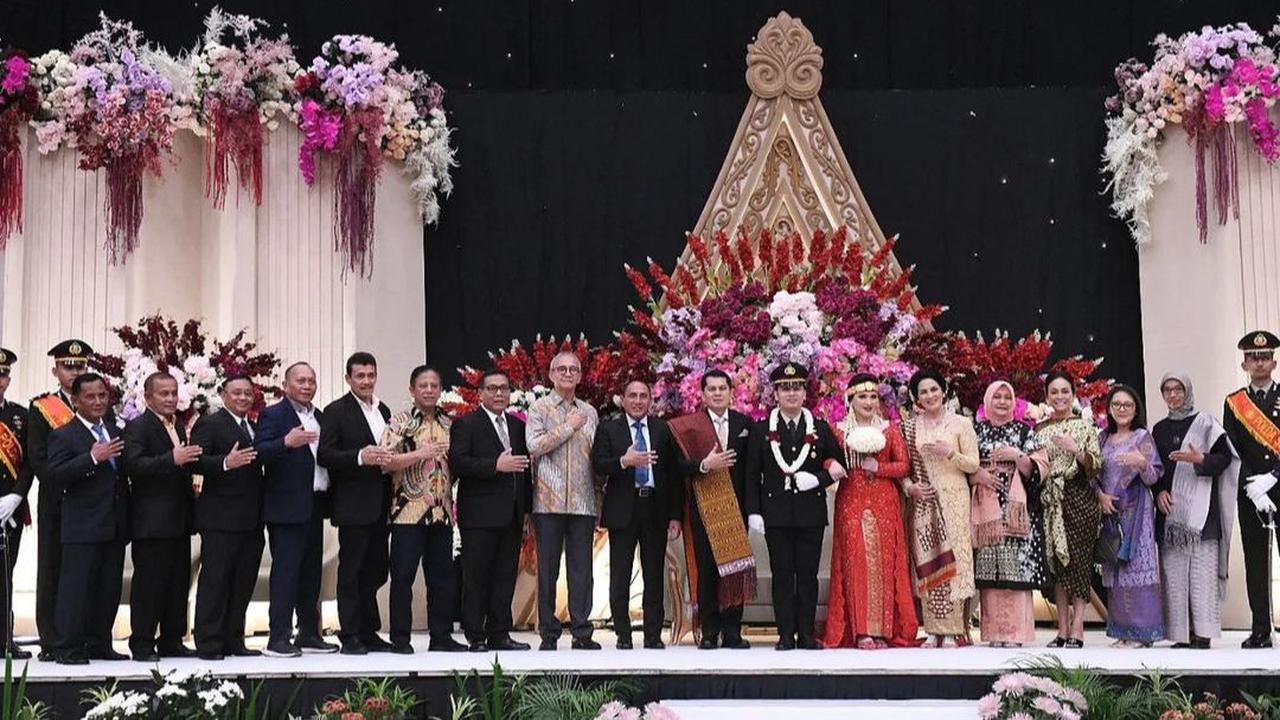Sejumlah rekan pun turut hadir di lokasi dengan penampilan rapi nan begitu gagah saat berpose bersama sang pengantin di pelaminan.
