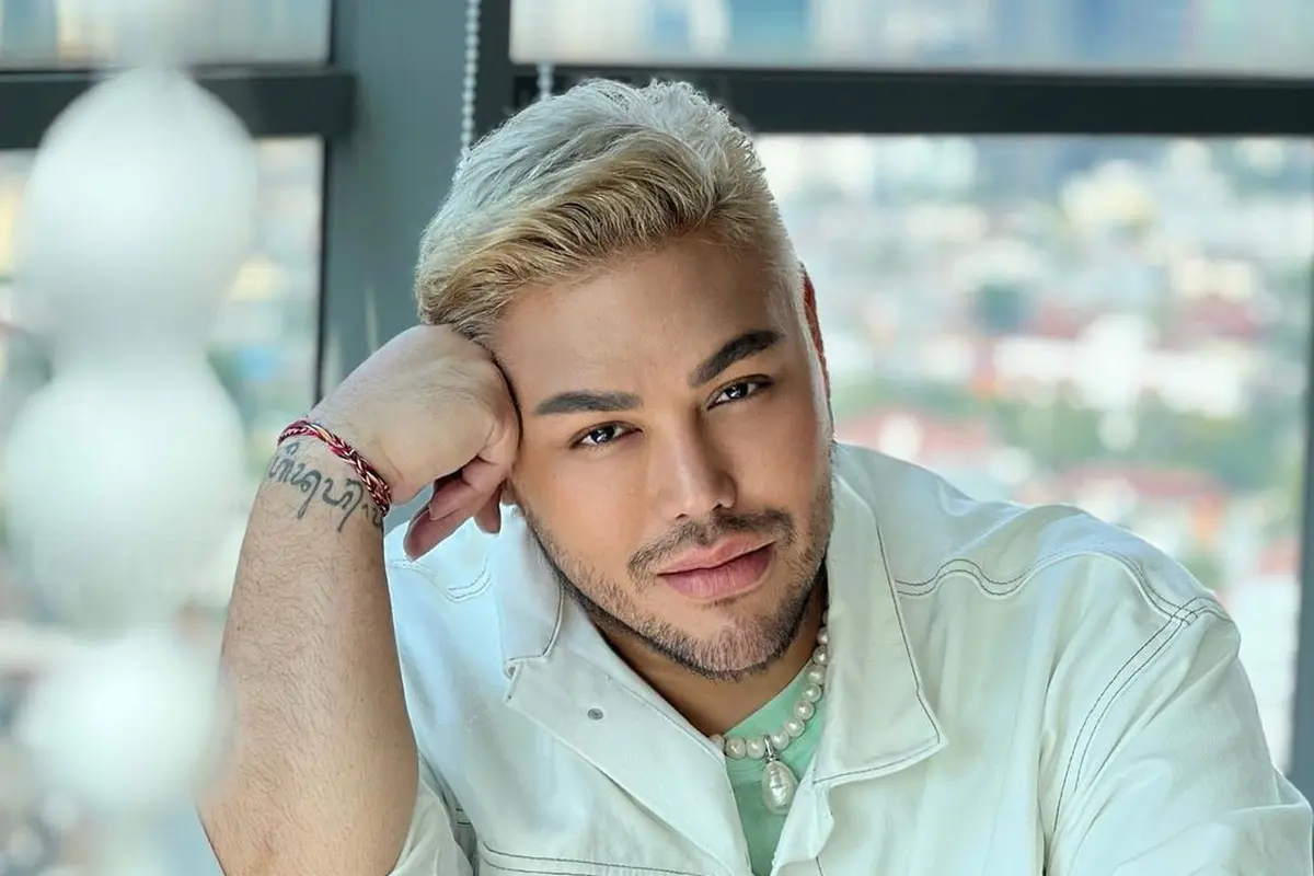 Ivan Gunawan dengan Warna Rambut Blonde