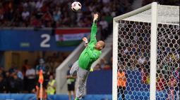 Aksi Gabor Kiraly bukan cuma sekadar memecahkan rekor pemain dan kiper tertua di Piala Eropa. Dia turut membawa Hungaria ke babak 16 besar. (Foto: AFP/Remy Gabalda)