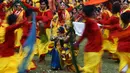 Penampilan sepasang anak-anak selama perayaan Holi di Kolkata, India (7/3). Holi atau Festival Warna adalah festival awal musim semi yang dirayakan di India, Nepal, Bangladesh, dan negara-negara yang mayoritas beragama Hindu. (AFP/Dibyangshu)