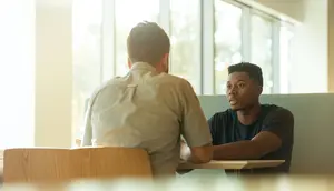 Sering Menyesal Setelah Curhat? Kenali Istilah Vulnerability Hangover