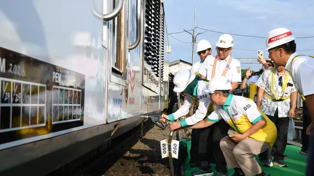 Direktur Jenderal Energi Baru Terbarukan dan Konservasi Energi, Kementerian ESDM Eniya Listiani Dewi melakukan seremoni proses uji coba biodiesel B50 sebagai bahan bakar kereta api. (Dok Kementerian ESDM)