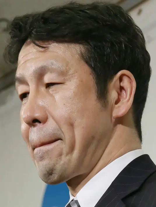 Gubernur Niigata, Ryuichi Yoneyama menghadiri konferensi pers di kota Niigata, Jepang, 18 April 2018. Pada konferensi pers tersebut, Ryuichi Yoneyama mengaku memberikan hadiah dan uang yang dia kenal secara online. (JIJI PRESS / AFP)