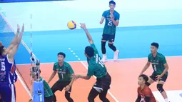 Pemain Jakarta Garuda Jaya, Krisna (tengah) melepaskan spike saat menghadapi Jakarta LavAni Allo Bank Electric pada laga putaran I PLN Mobile Proliga 2024 di GOR Amongrogo, Yogyakarta, Kamis (25/4/2024). Jakarta Garuda Jaya Kalah 0-3 (16-25, 22-25, 20-25). (Dok. PBVSI)