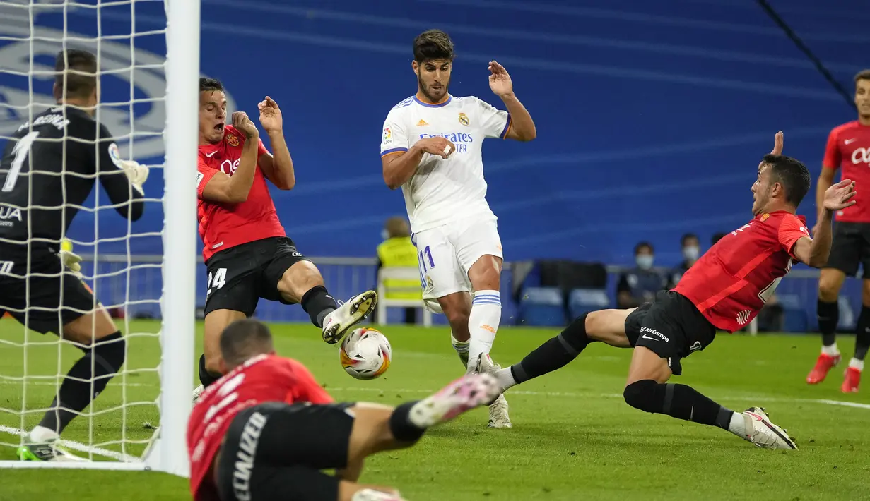 Hattrick Asensio akhirnya tercipta pada menit ke-55. Memanfaatkan umpan dari Benzema, Asensio sukses melesatkan sepakan melengkung ke gawang Mallorca. (AP/Manu Fernandez)