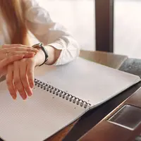 Ada beberapa alasan mengapa metode sederhana ini dapat membantu seseorang melawan kebiasaan menunda pekerjaan. [Dok/Pexels.com/Gustavo Fring].