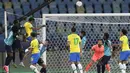 Brasil tampil menekan, dan akhirnya gol tercipta pada menit ke-37. Eder Militao sukses mengkonversi umpan Everton Soarez dari sisi kanan penyerangan. Papan skor berubah menjadi 1-0 dengan keunggulan brasil dan berlangsung hingga waktu turun minum. (Foto: AP/Eraldo Peres)