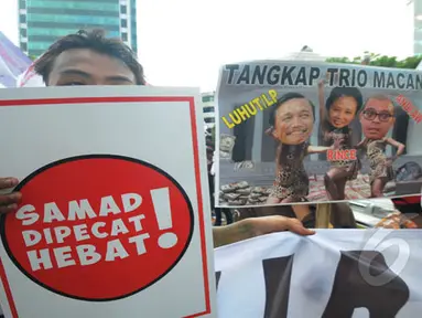 Massa yang tergabung dalam Solidaritas Aksi Mahasiswa Anti Demoralisasi (SAMAD) berunjuk rasa di depan Gedung KPK, Jakarta, Jumat (6/2/2015). (Liputan6.com/Herman Zakharia)