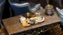Miniatur keju dsebuah meja makan dari rumah boneka yang bernama Istana Astolat saat dipamerkan di New York, Amerika Serikat, Sabtu ( 14/11/2015). Harga miniatur ini ditaksir $ 8.500.000  atau 127 Miliar rupiah. (REUTERS/Lucas Jackson)