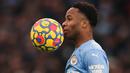 Raheem Sterling. Gelandang berusia 27 tahun yang kini memasuki musim ke-7 bersama Manchester City sejak 2015/2016 ini telah mencetak total 100 gol dari 304 laga di Premier League. Gol-gol tersebut termasuk bersama Liverpool yang dibelanya pada 2011/2012 hingga 2014/2015. (AFP/Oli Scarff)