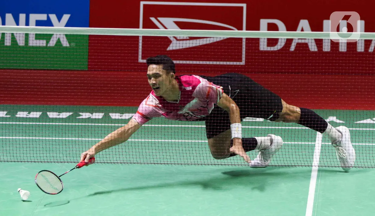 Pebulu tangkis tunggal putra Indonesia Jonatan Christie berusaha mengembalikan kok ke arah rekan senegaranya Chico Aura Dwi Wardoyo dalam final Indonesia Masters 2023 di Istora Senayan, Jakarta, Minggu (29/1/2023). Jonatan Christie untuk pertama kalinya menjuarai turnamen bulu tangkis berlevel BWF Super 500 menyusul kemenangan pada ajang Indonesia Masters 2023. (Liputan6.com/Herman Zakharia)