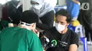 Mitra Gojek sedang diukur tensi di sentra vaksinasi Indonesia Bangkit Rumah Sakit UI, Depok, Rabu (02/06/2021). Vaksinasi yang melibatkan ratusan mitra Gojek membantu percepatan program vaksinasi Covid-19 di Indonesia sekaligus memberikan rasa aman dan nyaman bagi konsumen. (Liputan6.com/HO/Ading)