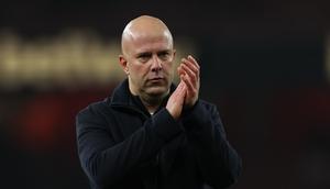 Manajer Liverpool, Arne Slot, berjalan meninggalkan lapangan seusai pertandingan Liga Inggris melawan Arsenal di Emirates, Jumat (9/1/2026). (AP Photo/Ian Walton)