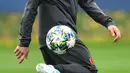 Gelandang Chelsea Mateo Kovacic mengontrol bola saat sesi latihan tim di Cobham Chelsea di Stoke D'Abernon, London (1/10/2019). Chelsea akan bertanding melawan wakil Prancis, Lille pada grup H Liga Champions. (AFP Photo/Glyn Kirk)