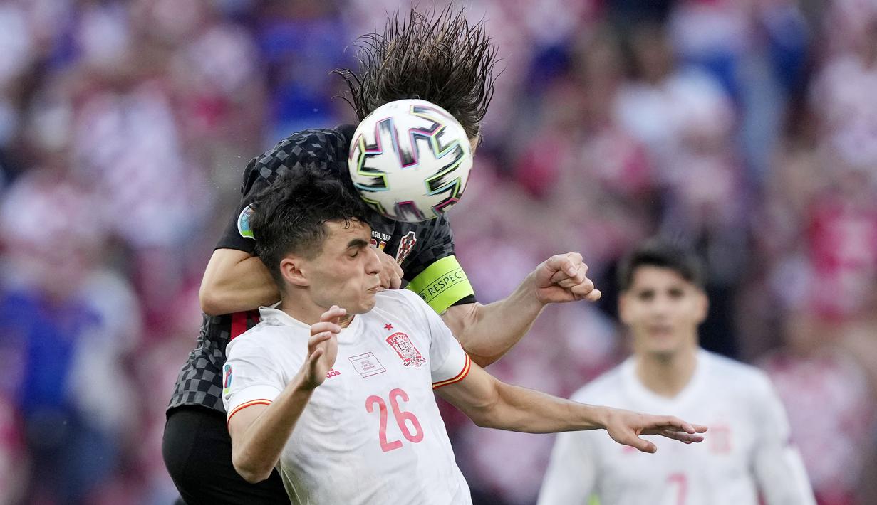 Pedri - Pemain belia berusia 18 tahun ini sukses menjadi pemain kepercayaan Luis Enrique di lini tengah Timnas Spanyol. Pedri mampu tampil konsisten dengan kerja keras dan umpan akuratnya. (Foto: AFP/Javier Soriano)